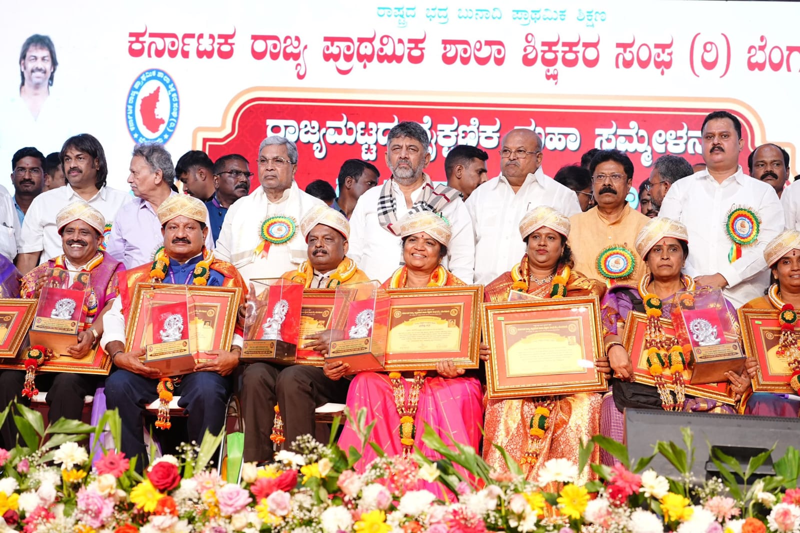 ಸಾಮಾನ್ಯರನ್ನು ಅಸಾಮಾನ್ಯರನ್ನಾಗಿ ಮಾಡುವ ಶಕ್ತಿ ಶಿಕ್ಷಕರಿಗೆ ಮಾತ್ರ ಇದೆ:ಸಿಎಂ