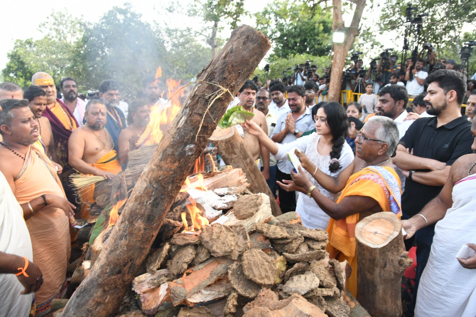 ಗಾನ ಕೋಗಿಲೆ ಪಂಚಭೂತಗಳಲ್ಲಿ ಲೀನ; ಸಕಲ ಸರ್ಕಾರಿ ಗೌರವ ಸಲ್ಲಿಕೆ