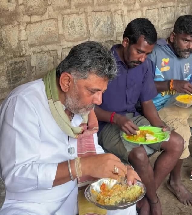 ಯಶವಂತಪುರ ಎಪಿಎಂಸಿ ಪುಟ್ಟ ಹೊಟೇಲ್ ನಲ್ಲಿ ಕೂಲಿಕಾರರ ಜತೆ ಇಡ್ಲಿ ಸವಿದ ಡಿಕೆಶಿ